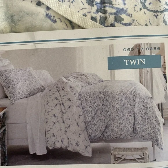 New in package Simply shabby Chic by Rachel Ashwell 2 piece duvet set Twin size